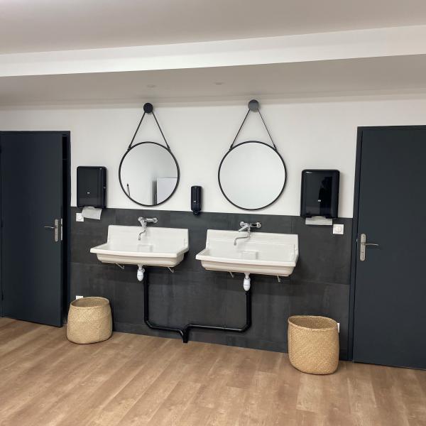 Construction d'un espace toilette avec pose de carrelage par Chesnel Batiment artisant bâtisseur en Normandie
